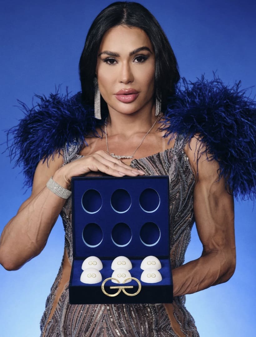 Gracyanne Barbosa exibe uma caixa de veludo azul contendo três ovos brancos de luxo com o logo "G&O" dourado.