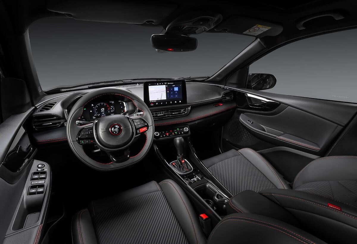 Interior do Fiat Pulse Abarth Stranger Things, com painel, bancos e volante pretos e costuras vermelhas.