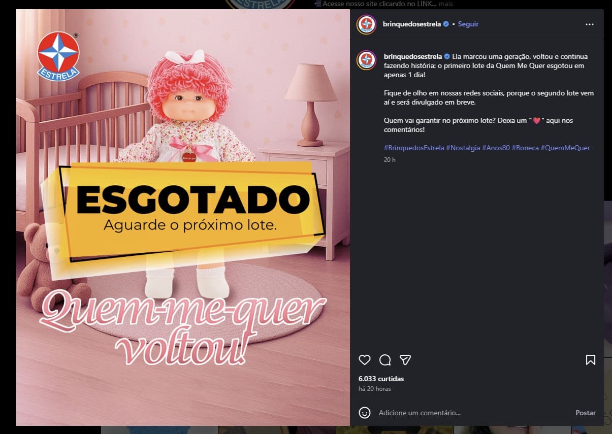 Boneca Quem Me Quer da Estrela com cabelo rosa em quarto de bebê rosa. No centro, uma faixa amarela com a mensagem "ESGOTADO. Aguarde o próximo lote."