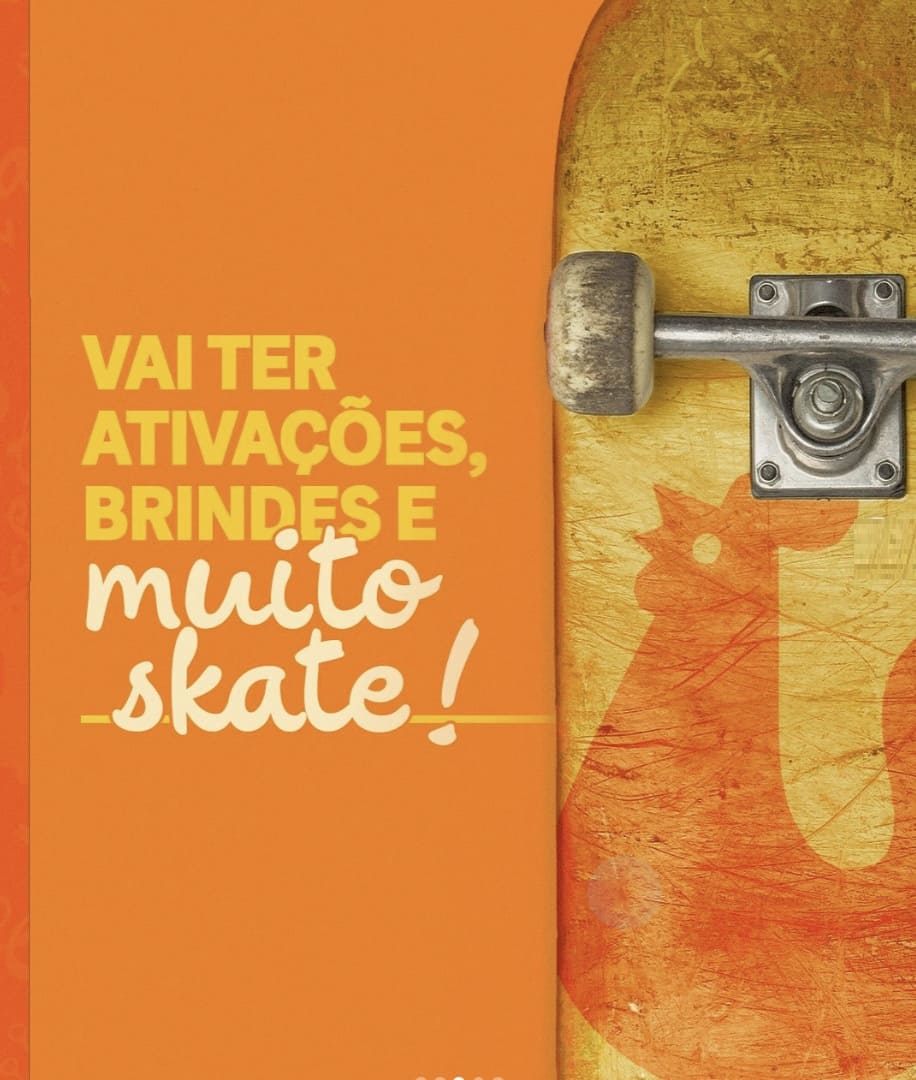 Arte promocional com fundo laranja e um skate à direita. O texto em destaque diz: "VAI TER ATIVAÇÕES, BRINDES E muito skate!".