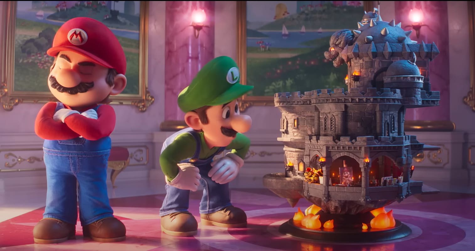 Mario e Luigi olhando para uma miniatura do castelo de Bowser em uma sala de estar decorada.