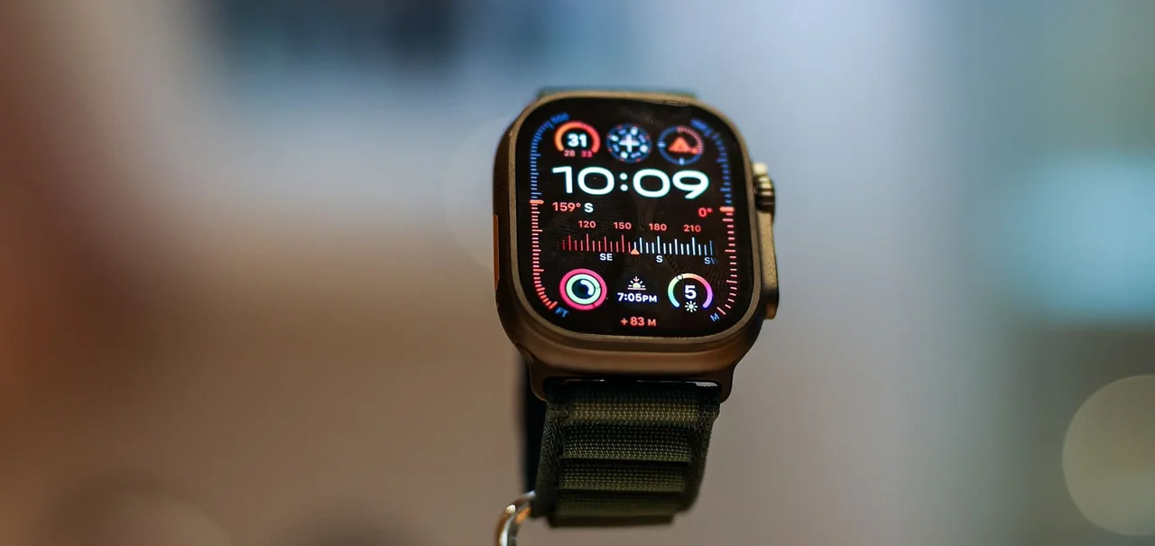 Apple Watch Ultra em foco, mostrando o display e o mostrador do relógio.