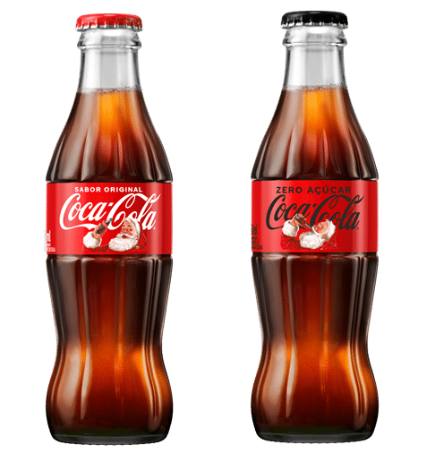 Duas garrafas de vidro de Coca-Cola com rótulos temáticos de Natal apresentando a ilustração do Papai Noel. À esquerda, a versão "Sabor Original" com tampa vermelha e, à direita, a versão "Zero Açúcar" com tampa preta