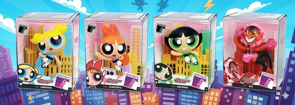 Cada figura é uma representação estilizada e fofa do personagem, flutuando sobre uma base de prédio amarelo-claro.