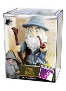 Boneco colecionável do personagem Gandalf do filme "O Senhor dos Anéis", embalado em uma caixa transparente da marca Fandom Box.