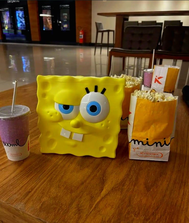 Balde de pipoca do Bob Esponja do Kinoplex com lanches de cinema.