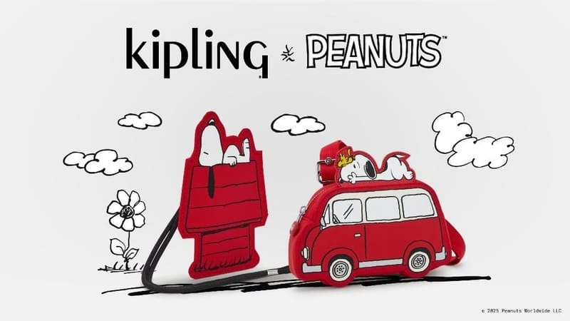 Dois itens da coleção Kipling e Peanuts em silicone vermelho: um estojo ou porta-moedas em formato da casinha vermelha do Snoopy e outro em formato de Kombi vermelha com Snoopy e Woodstock no topo, sobre um fundo branco com desenhos em preto de nuvens e flores.