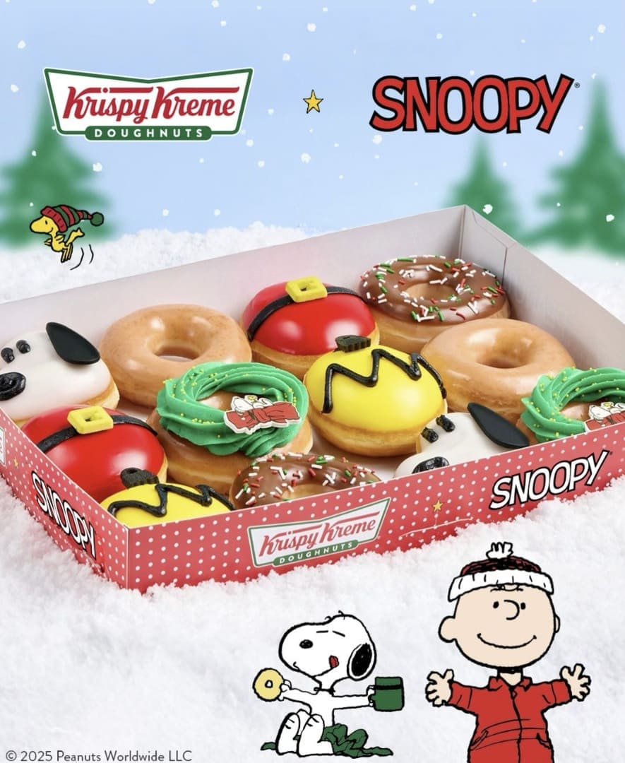 Anúncio da Krispy Kreme com uma caixa de donuts temáticos de Natal do Snoopy e personagens de Peanuts, como Charlie Brown.