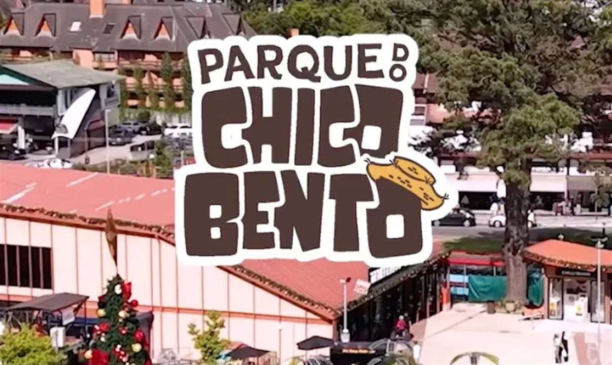 Logotipo do "Parque Chico Bento" em uma imagem de Campos do Jordão com prédios, árvores e a área central da cidade.